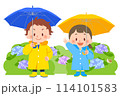 傘をさす雨具を身につけた子供たち 114101583