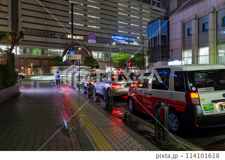 福岡市天神地区のタクシーの列 114101618
