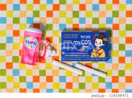 [国内] 真上から見たココアタバコの箱とビールジョッキを真似たラムネ駄菓子。 114106471