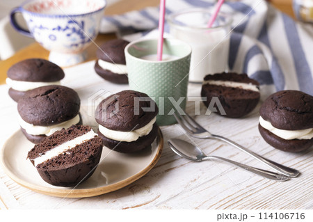 Whoopie Pie - chocolate cookie sandwich Whoopie Pie - chocolate cookie sandwich 114106716