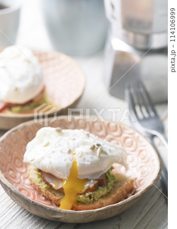 delicious poached eggs 114106999