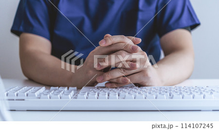 医者の事務作業:デスクワーク 医者の事務作業:デスクワーク 114107245