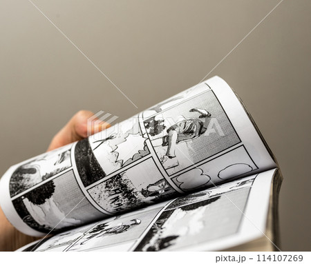 漫画を読む男性 漫画を読む男性 114107269