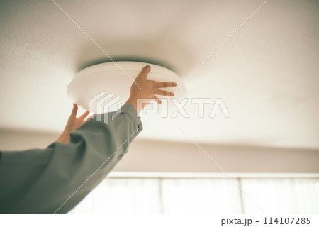 室内の照明　シーリングライト 114107285