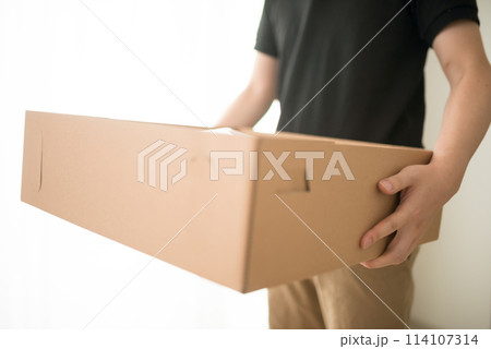 大きな箱を持つ男性 114107314