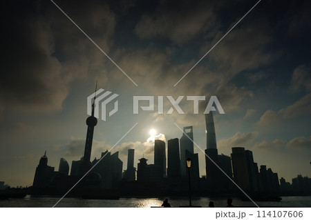 上海　外灘の早朝 114107606