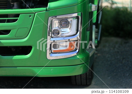 大型トラックのヘッドライト 114108109