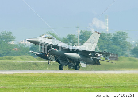 アメリカ空軍F-16ファイティングファルコン着陸 114108251