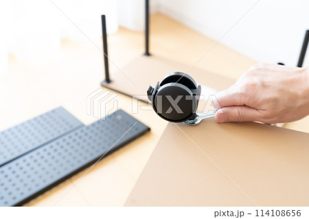 キャスター付きワゴンを組み立て、分解している手元 キャスター付きワゴンを組み立て、分解している手元 114108656