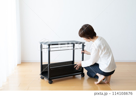 キャスター付きワゴンを組み立て、分解する女性 キャスター付きワゴンを組み立て、分解する女性 114108676