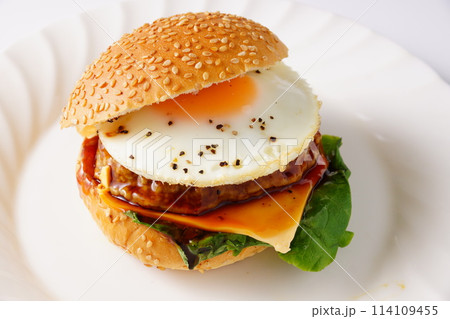 チーズ&エッグのてりたまバーガー チーズ&エッグのてりたまバーガー 114109455