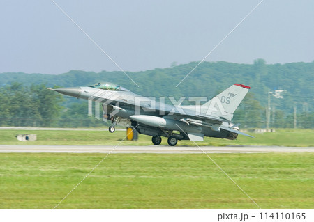 アメリカ空軍F-16ファイティングファルコン着陸 アメリカ空軍F-16ファイティングファルコン着陸 114110165