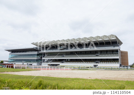 競馬場のメインスタンド 競馬場のメインスタンド 114110504