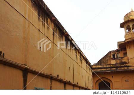 インド ジャイプル郊外 アンベール城の建物 114110624