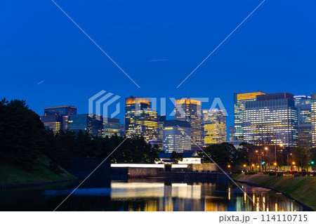 丸の内高層ビル群夜景　2024 114110715