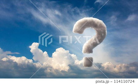 疑問／不思議のイメージ　空に浮かぶクエスチョンマーク　？マーク　雲・テキスト・はてな　生成AI画像 114110724