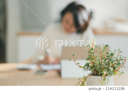 a forty-something woman 114111286