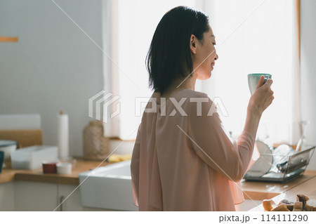 a forty-something woman 114111290