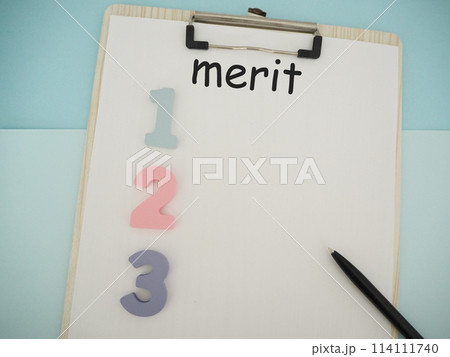 ボードにmeritメリットの文字と123の数字　コピースペース 114111740