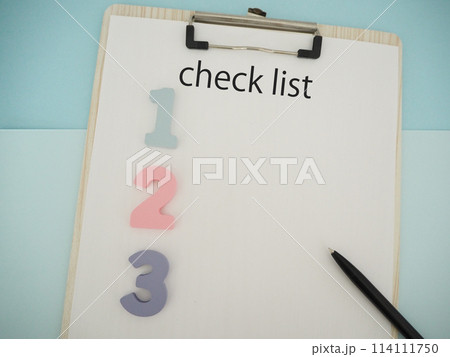 紙にcheck listチェックリストの文字と123の数字、コピースペースいち 紙にcheck listチェックリストの文字と123の数字、コピースペースいち 114111750