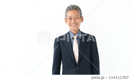 スーツ姿のシニア男性 スーツ姿のシニア男性 114111767