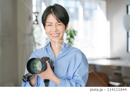 カメラを持つ女性のポートレート カメラを持つ女性のポートレート 114111844