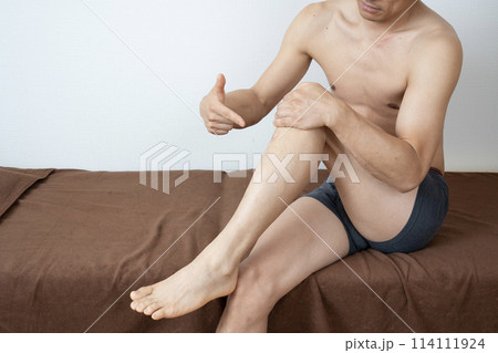 脱毛をした足を指差す男性 114111924