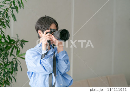 カメラを持つ女性のポートレート 114111931