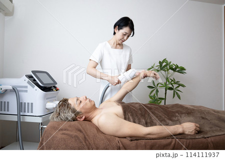 メンズ脱毛の施術風景の写真素材 [114111937] - PIXTA