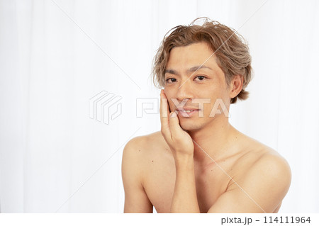 脱毛サロンでヒゲ脱毛をした男性 114111964