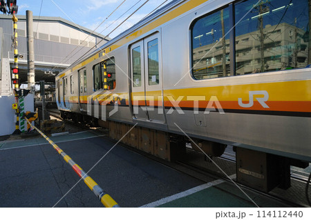 南武線 稲田堤駅へ到着する電車 114112440