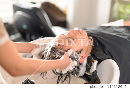 ヘアサロンでのシャンプー 114112645