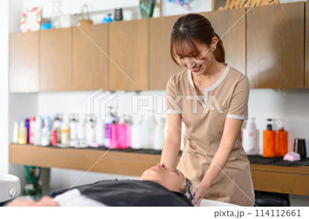 ヘアサロンでのシャンプー 114112661