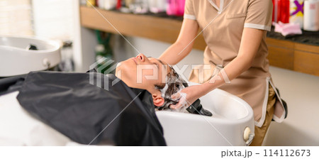 ヘアサロンでのシャンプー ヘアサロンでのシャンプー 114112673