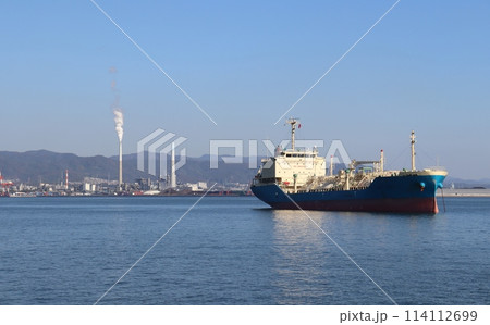 初冬でも波静かな徳山下松湾は天然の良港 初冬でも波静かな徳山下松湾は天然の良港 114112699