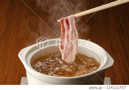 しゃぶしゃぶ　豚肉を出汁にくぐらせる 114112757