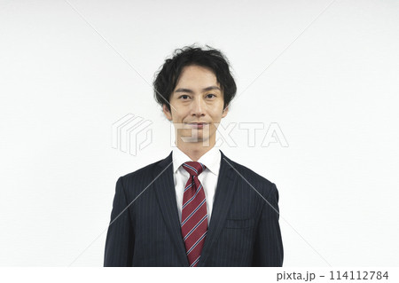 カメラ目線のスーツ姿の男性 カメラ目線のスーツ姿の男性 114112784