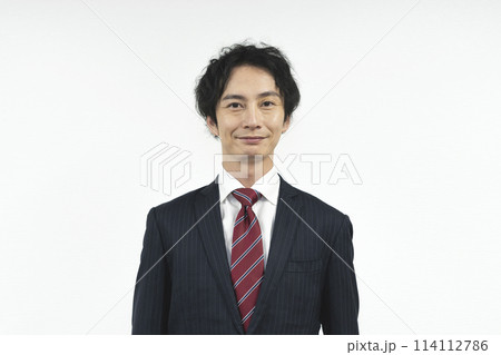 カメラ目線のスーツ姿の男性 カメラ目線のスーツ姿の男性 114112786