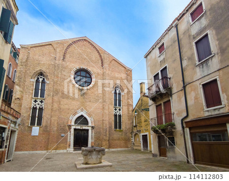 閉鎖されたかつて教会だった古い建物 (イタリア、ヴェネツィア) 閉鎖されたかつて教会だった古い建物 (イタリア、ヴェネツィア) 114112803