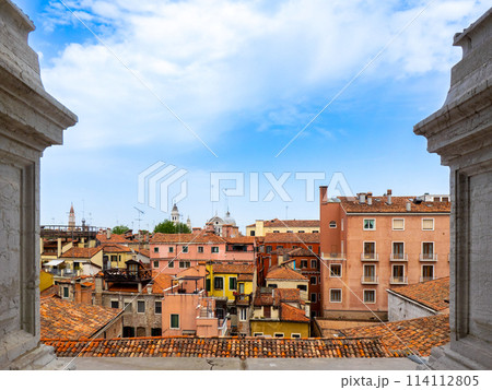 高所から見渡す伝統的な赤レンガの町並み (イタリア、ヴェネツィア) 114112805