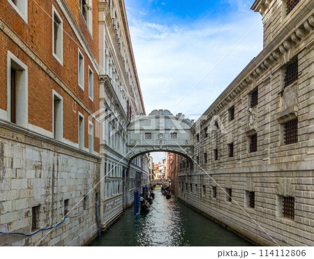 古い建物を結ぶ白い大理石で造られた橋 (イタリア、ヴェネツィアのため息橋) 114112806