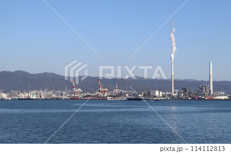 瀬戸内海に面する周南コンビナート 114112813