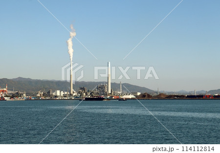 瀬戸内海に面する周南コンビナート 114112814