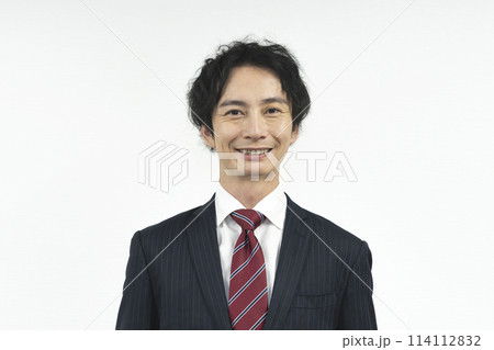 カメラ目線のスーツ姿の男性 カメラ目線のスーツ姿の男性 114112832