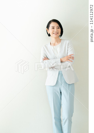スーツ姿のミドル女性 114112972