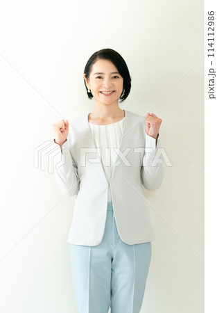 スーツ姿のミドル女性 スーツ姿のミドル女性 114112986