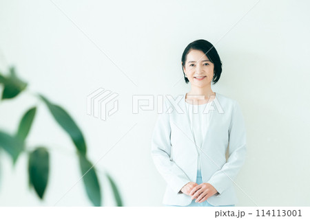 スーツ姿のミドル女性 114113001
