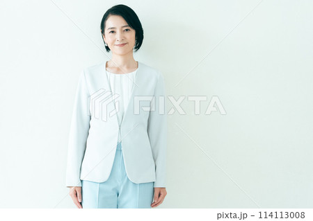 スーツ姿のミドル女性 スーツ姿のミドル女性 114113008