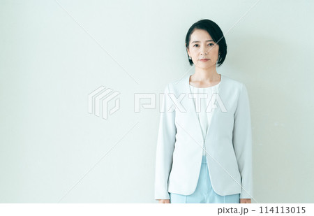 スーツ姿のミドル女性 スーツ姿のミドル女性 114113015