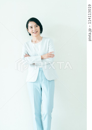 スーツ姿のミドル女性 114113019